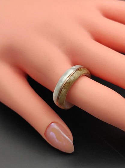 Drewniany pierścionek z intarsją z perłowego celuloidu | unikalny pierścionek ręcznie robiony - WoodRingsByJet