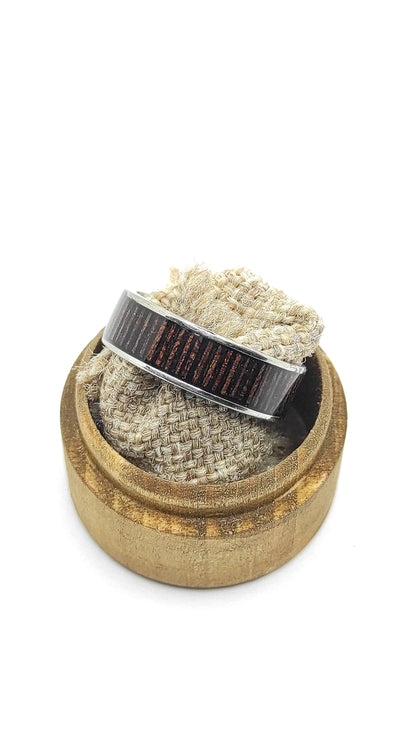 Męski pierścionek ze stali chirurgicznej z intarsją z drewna Wenge – elegancki i trwały dodatek handmade - WoodRingsByJet