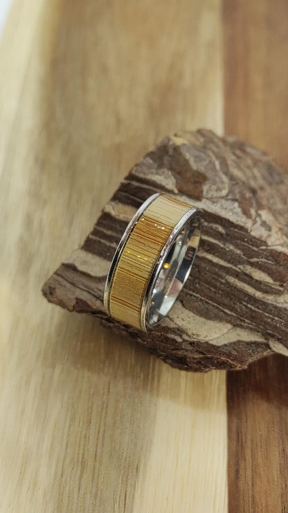 Męski pierścionek z wkładką karmelowego bambusa i stali chirurgicznej - WoodRingsByJet
