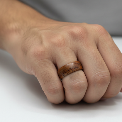 Drewniany pierścionek róża – wodoodporna obrączka minimalistyczna