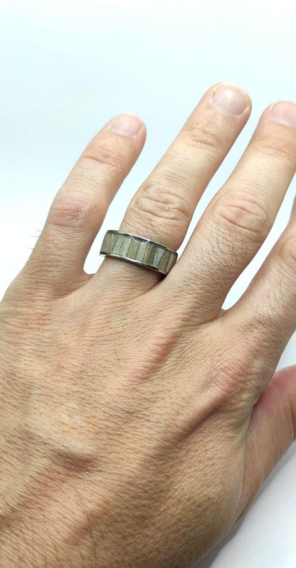 Męski pierścionek z szarego dębu z inkrustacją – ręcznie robiony drewniano-metalowy pierścionek dla niego - WoodRingsByJet