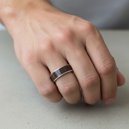 Męski Pierścionek ze Stali Chirurgicznej z Intarsją z Drewna Wenge – Rękodzieło Handmade