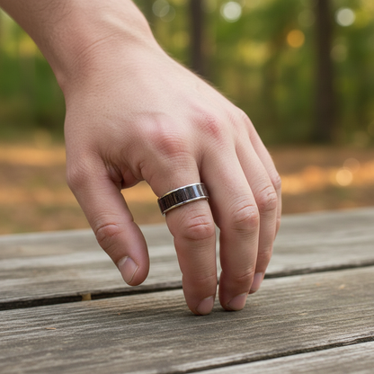 Męski Pierścionek ze Stali Chirurgicznej z Intarsją z Drewna Wenge – Rękodzieło Handmade