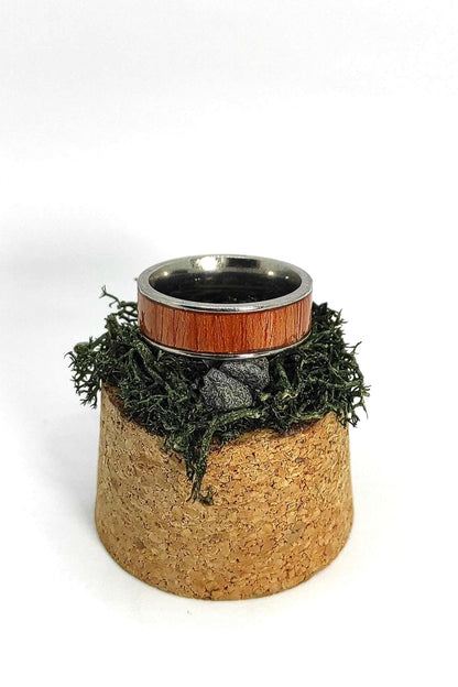 Męski pierścionek z forniru różanego drewna i metalu – ręcznie robiony, unikalny drewniano-metalowy pierścionek dla niego - WoodRingsByJet