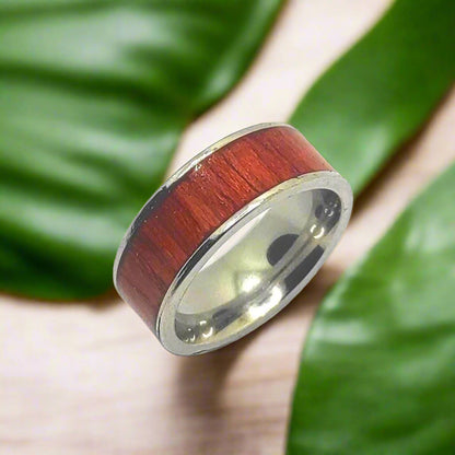 Męski pierścionek z mahoniowego forniru i stali chirurgicznej – ręcznie wykonany - WoodRingsByJet