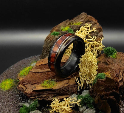 Pierścionek z drewna Zebrano z wstawką z California Rose – ręcznie gięty pierścionek męski drewniany - WoodRingsByJet