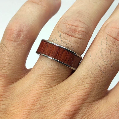 Męski pierścionek z mahoniowego forniru i stali chirurgicznej – ręcznie wykonany - WoodRingsByJet