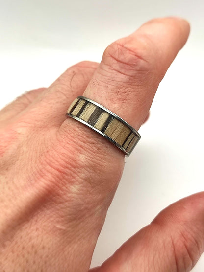 Męski pierścionek z drewnem Zebrano i stalą chirurgiczną – elegancki pierścionek z drewna dla mężczyzn - WoodRingsByJet