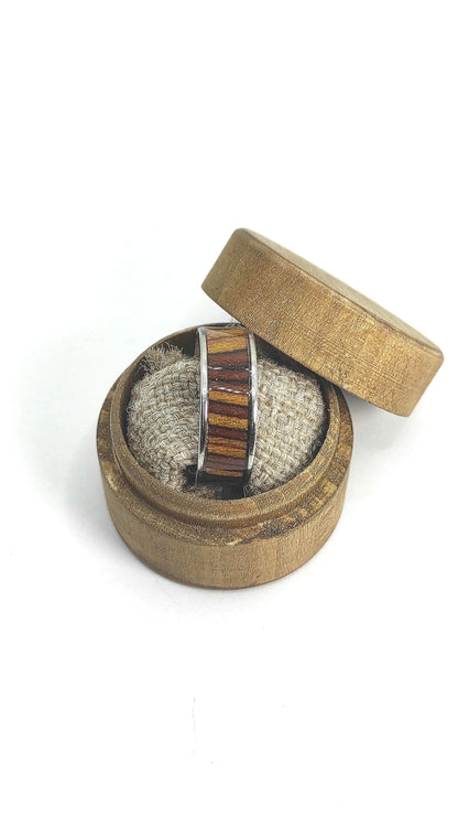 Drewniany pierścionek męski „California Teak 3D” – ręcznie wykonany z forniru tekowego + stal chirurgiczna - WoodRingsByJet