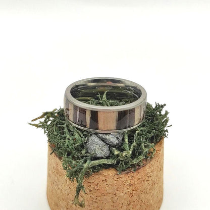 Męski pierścionek z drewnem Zebrano i stalą chirurgiczną – elegancki pierścionek z drewna dla mężczyzn - WoodRingsByJet