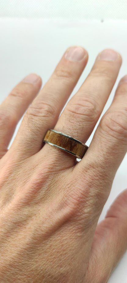 Męski pierścionek z drewnem Palisander (rosewood) i stalą chirurgiczną – pierścionek z drewnem dla mężczyzn - WoodRingsByJet