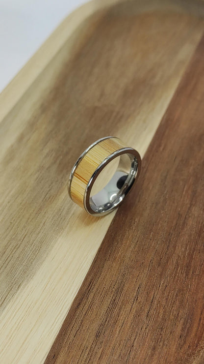 Męski pierścionek z wkładką karmelowego bambusa i stali chirurgicznej - WoodRingsByJet