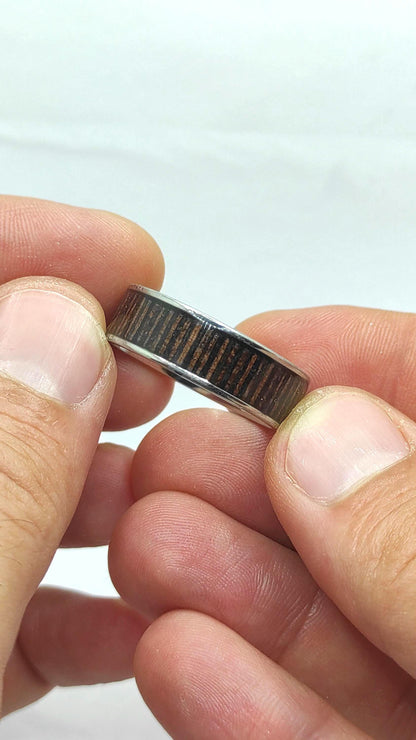 Męski pierścionek ze stali chirurgicznej z intarsją z drewna Wenge – elegancki i trwały dodatek handmade - WoodRingsByJet