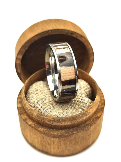 Męski pierścionek z drewnem Zebrano i stalą chirurgiczną – elegancki pierścionek z drewna dla mężczyzn - WoodRingsByJet
