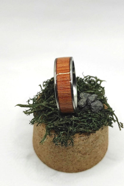Męski pierścionek z forniru różanego drewna i metalu – ręcznie robiony, unikalny drewniano-metalowy pierścionek dla niego - WoodRingsByJet