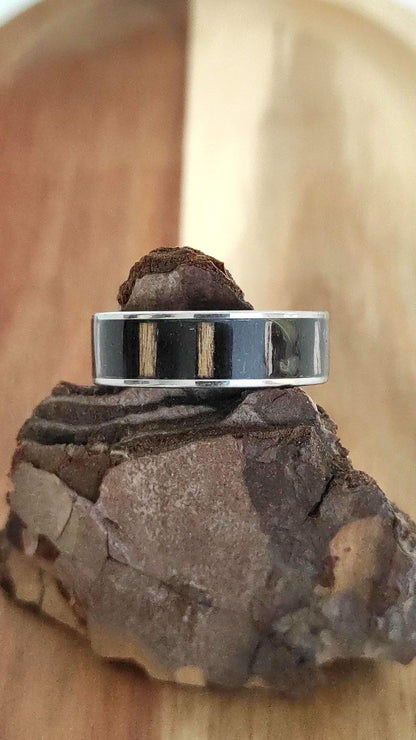 Męski pierścionek ze stali chirurgicznej z intarsją z czarnego drewna Zebrano (Black Zebrawood) – nowoczesny dodatek dla mężczyzn - WoodRingsByJet
