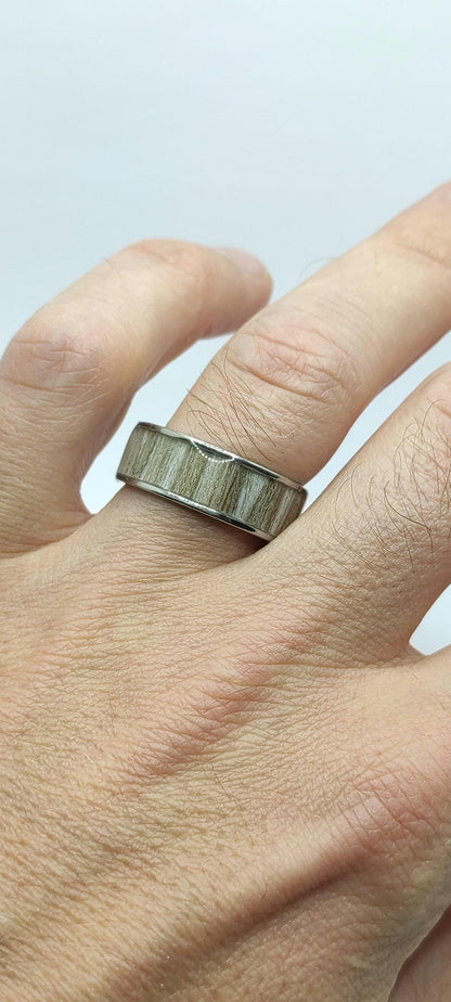 Męski pierścionek z szarego dębu z inkrustacją – ręcznie robiony drewniano-metalowy pierścionek dla niego - WoodRingsByJet