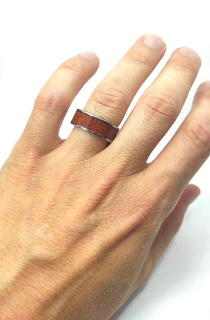 Męski pierścionek z mahoniowego forniru i stali chirurgicznej – ręcznie wykonany - WoodRingsByJet