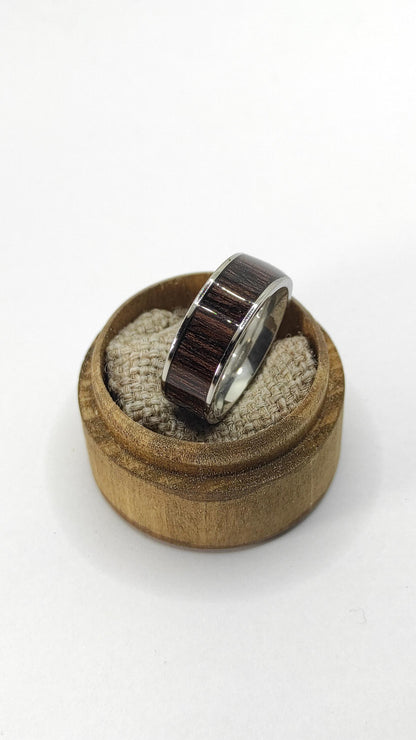 Męski pierścionek z drewnem Wenge i stalą chirurgiczną – pierścionek z drewnem dla mężczyzn - WoodRingsByJet