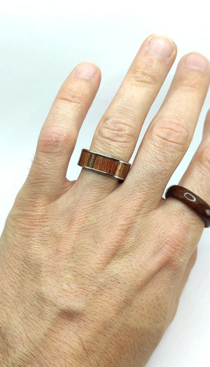 Męski pierścionek z drewna teakowego i metalu – ręcznie robiony, stylowy pierścionek drewniano-metalowy dla niego - WoodRingsByJet