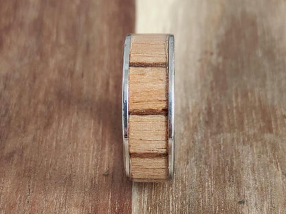 Męski pierścionek z chirurgicznej stali i intarsją z drewna Zebrano – unikalny dodatek dla mężczyzn - WoodRingsByJet