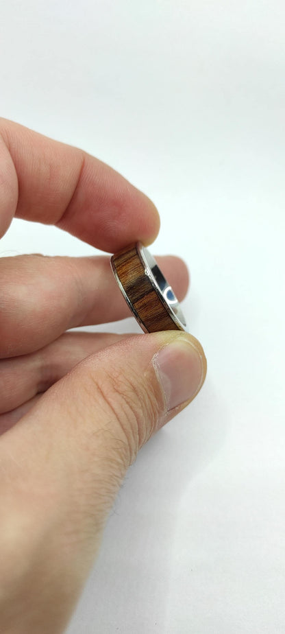 Męski pierścionek z drewnem Palisander (rosewood) i stalą chirurgiczną – pierścionek z drewnem dla mężczyzn - WoodRingsByJet