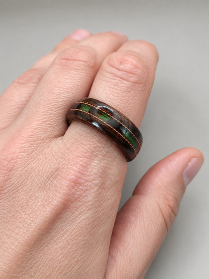 Drewniany pierścionek z zieloną żywicą i miedzianą linią – heban handmade
