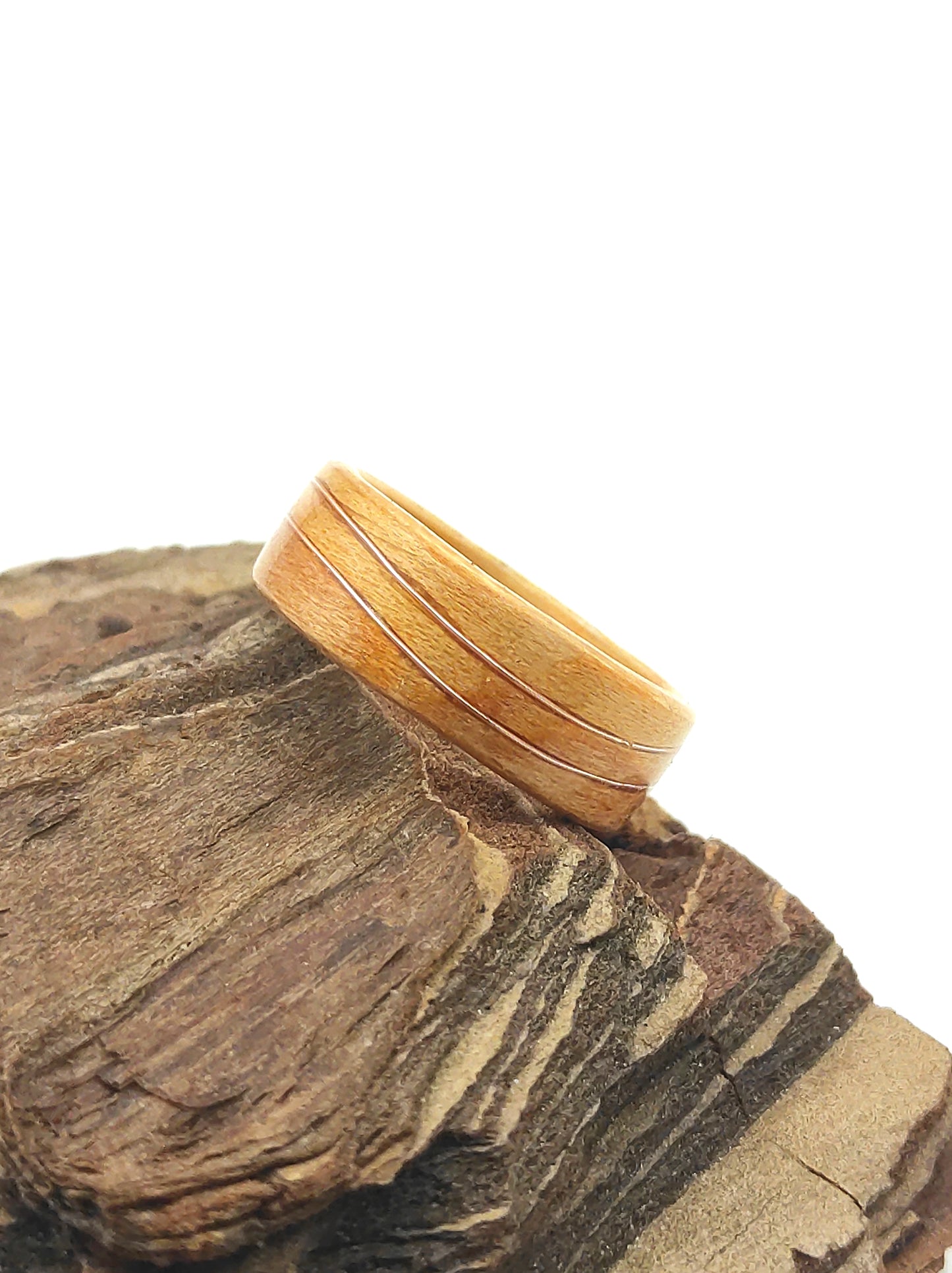 Fala Róży — pierścionek z forniru z delikatną różową falą