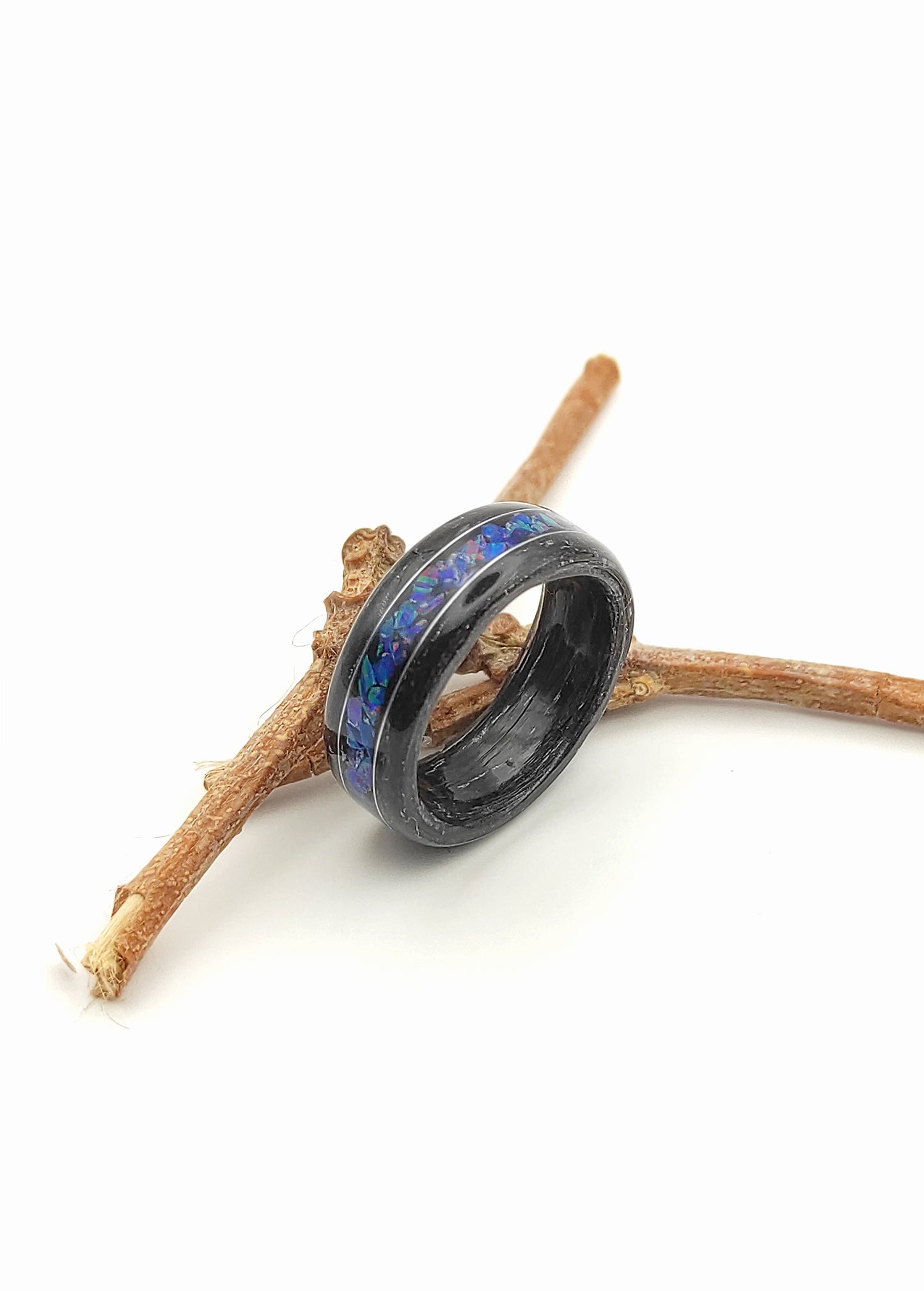 czarny drewniany pierścionek z kolorowym kanałem opalu