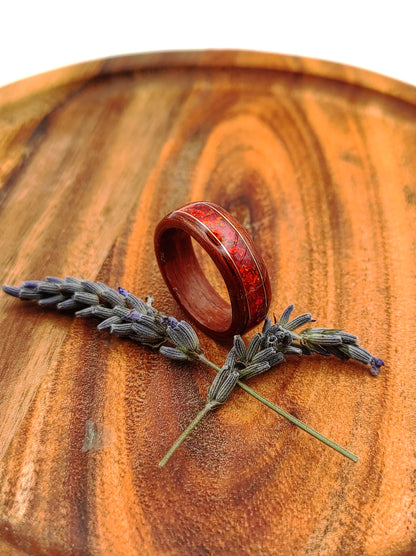 Drewniany pierścionek Chestnut Echo z czerwonym opalem i złotymi akcentami - WoodRingsByJet