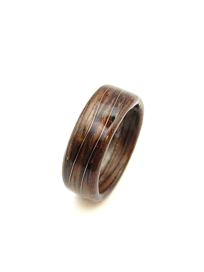 Drewniany pierścionek z orzecha z miedzianą falą – ręcznie wykonywany