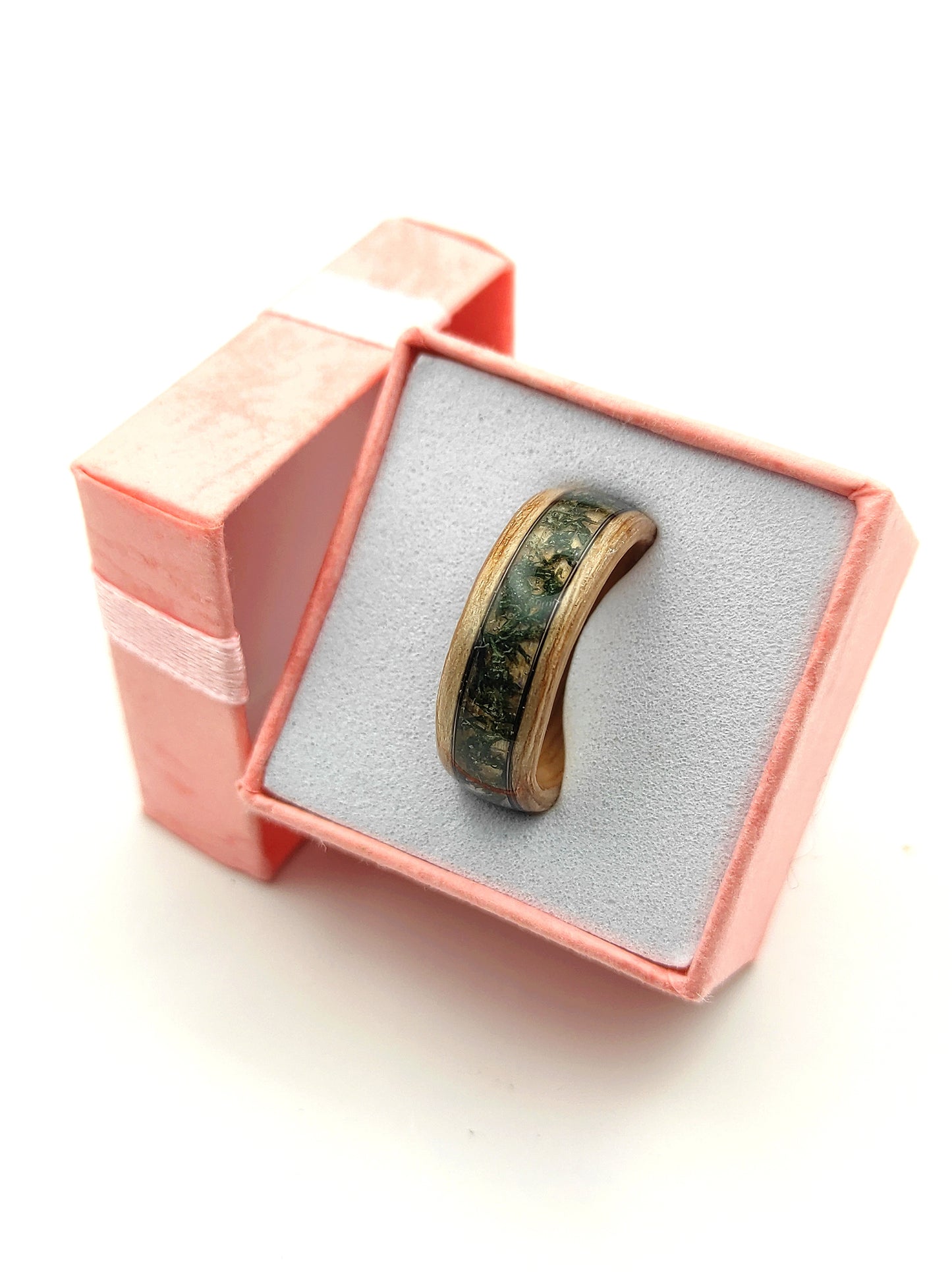 Forest Whisper – Wooden Ring with Natural Moss and Copper Vein