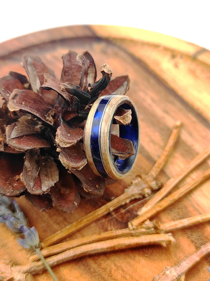 Oceaniczny Szept – pierścionek z drewna jesionu i ciemnoniebieskiego celuoidu - WoodRingsByJet