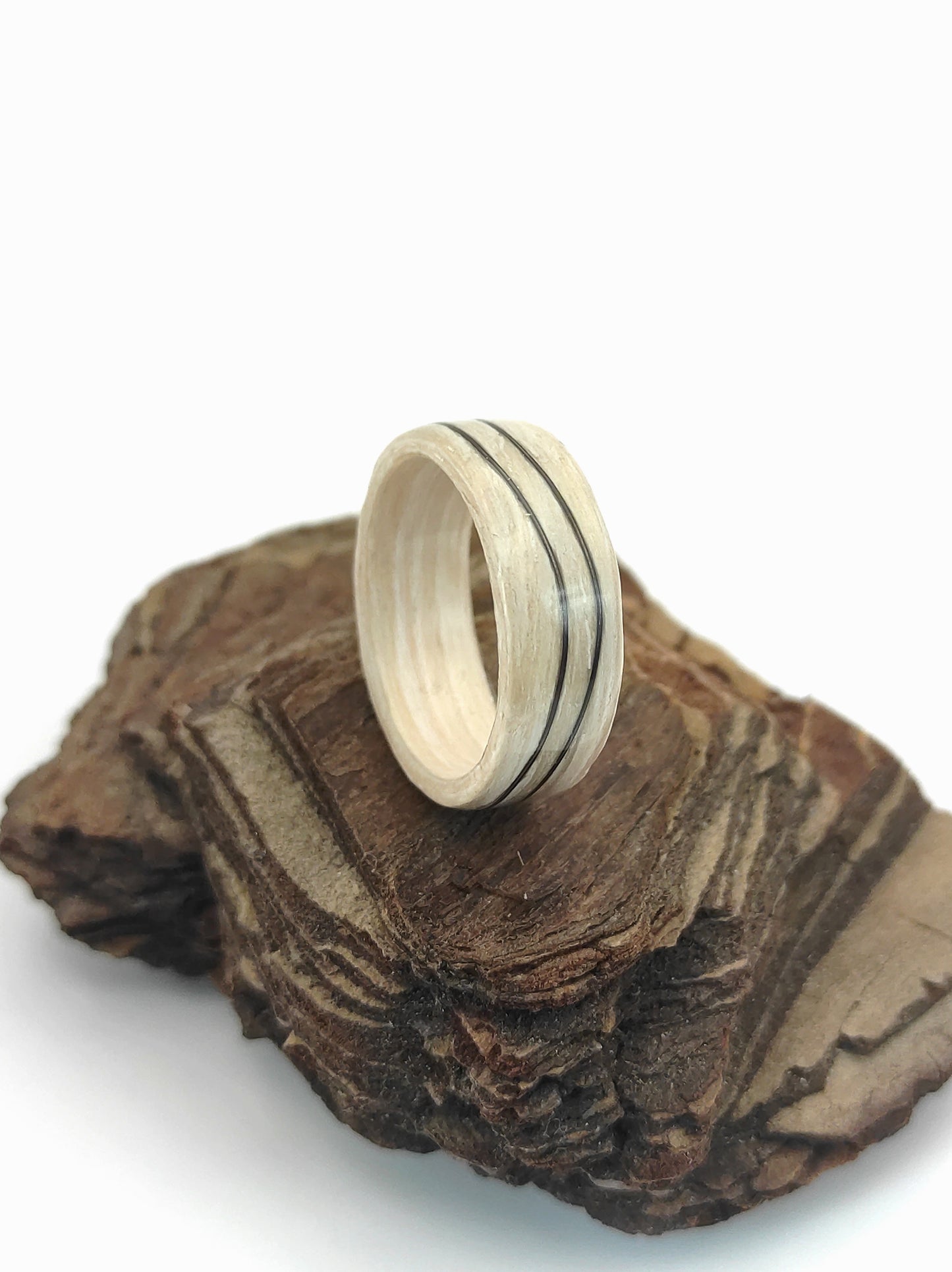 Drewniany pierścionek z bielonego dębu z czarną falą – minimalistyczna forma