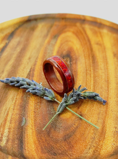 Drewniany pierścionek Chestnut Echo z czerwonym opalem i złotymi akcentami - WoodRingsByJet