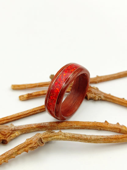 Drewniany pierścionek Chestnut Echo z czerwonym opalem i złotymi akcentami - WoodRingsByJet