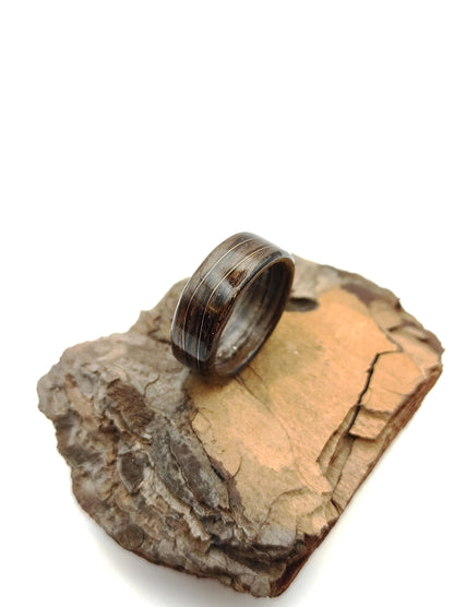 Drewniany pierścionek z orzecha z miedzianą falą – ręcznie wykonywany