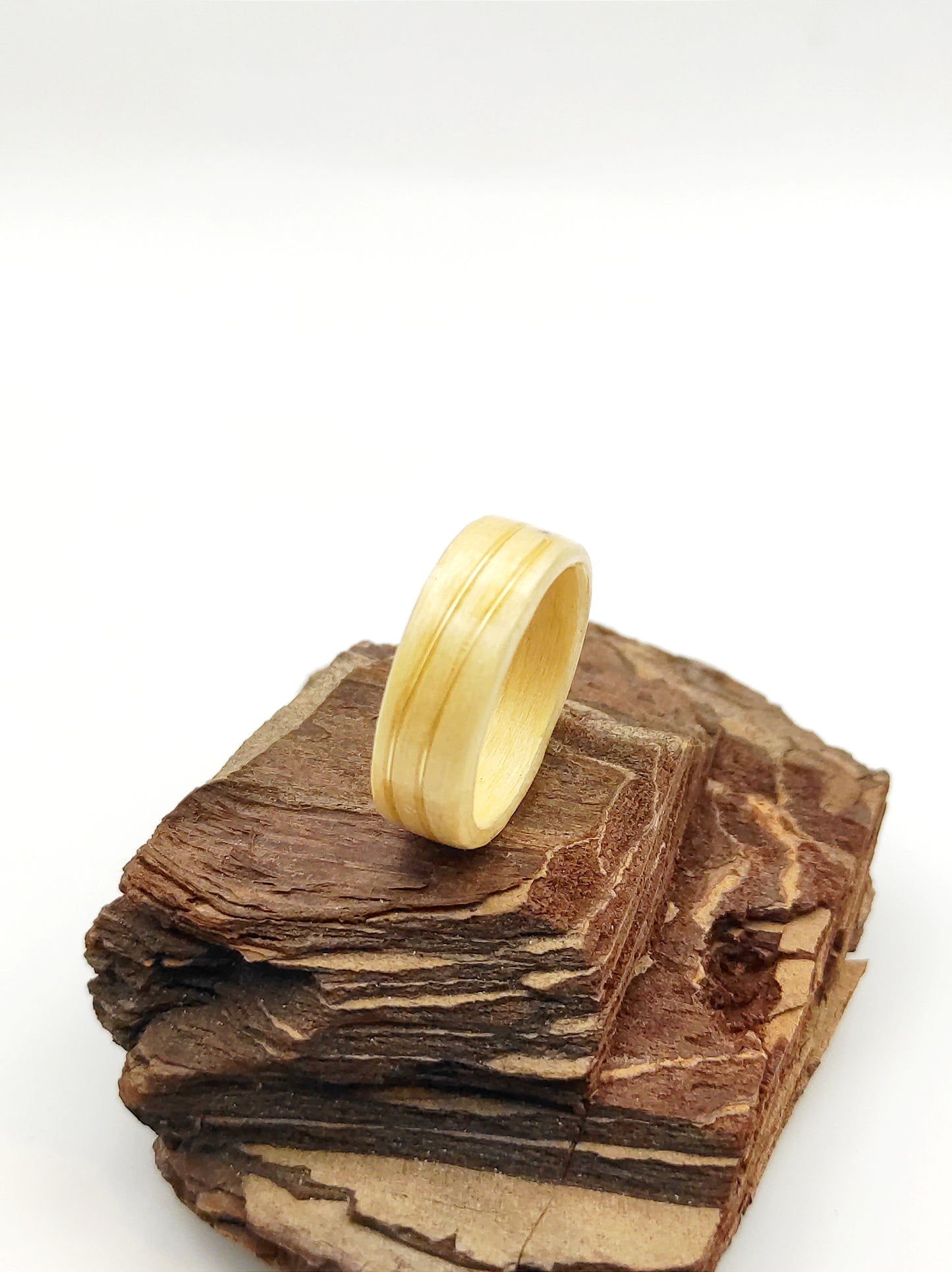 Klonowa Złota Fala – Drewniany pierścionek z ręcznie formowaną złotą wstawką