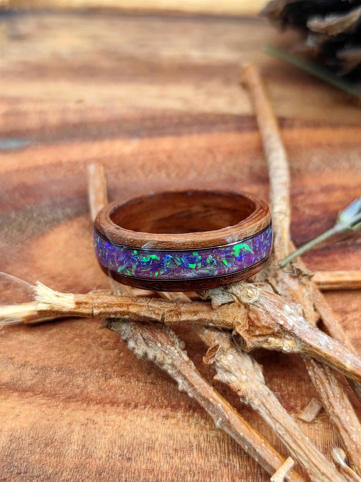 Plum Haze – Wooden Ring with Amethyst Dust and Silver Vein