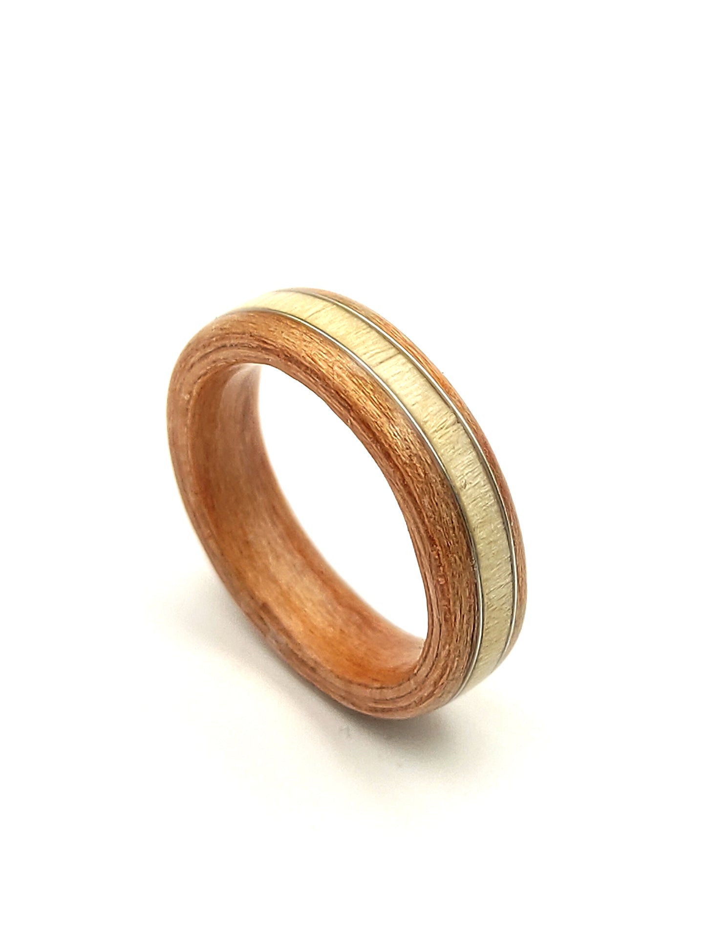 warstwowa konstrukcja pierścionka z forniru wiśnia klon