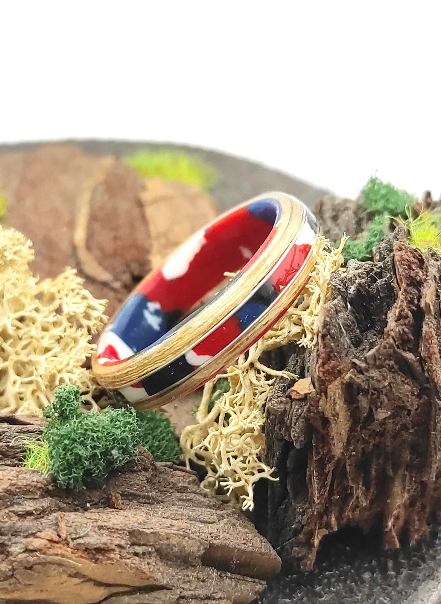 Tętno Koloru – ręcznie robiony pierścionek z drewna bukowego z kolorowym celuloidem