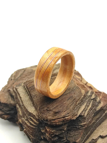 Fala Róży — pierścionek z forniru z delikatną różową falą