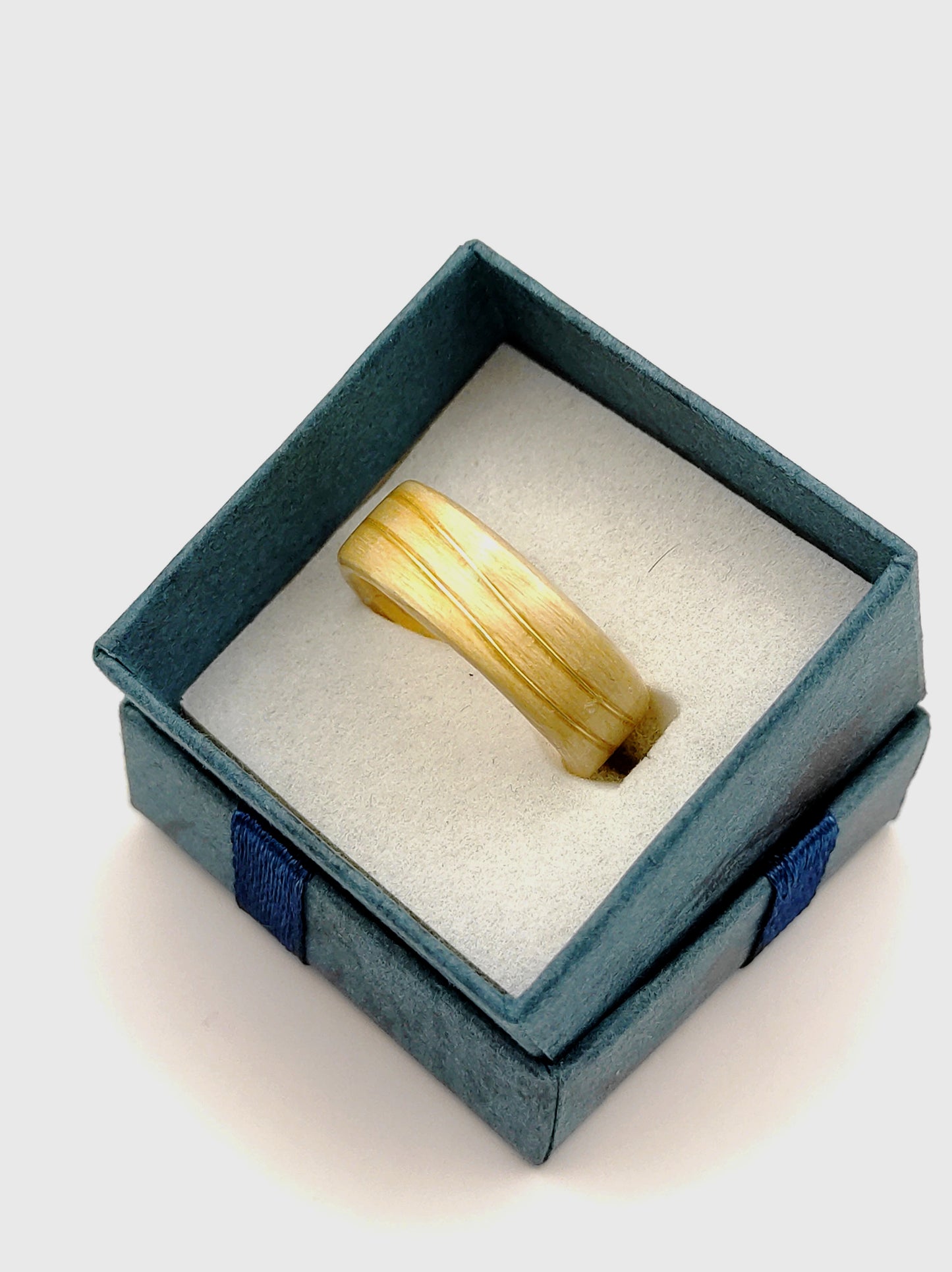 Klonowa Złota Fala – Drewniany pierścionek z ręcznie formowaną złotą wstawką