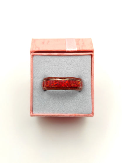 Drewniany pierścionek Chestnut Echo z czerwonym opalem i złotymi akcentami - WoodRingsByJet