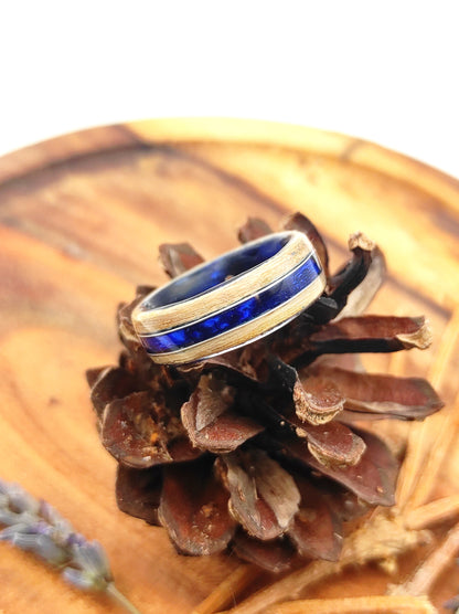 Oceaniczny Szept – pierścionek z drewna jesionu i ciemnoniebieskiego celuoidu - WoodRingsByJet