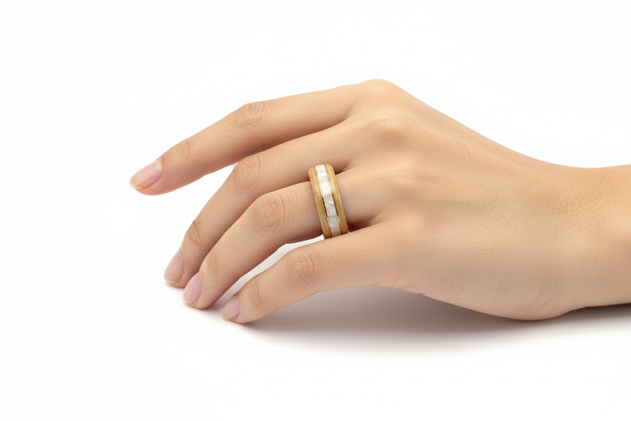 Jesionowy Pierścionek z Perlistą Wkładką – Ręcznie Wykonany z Miedzianym Detalem