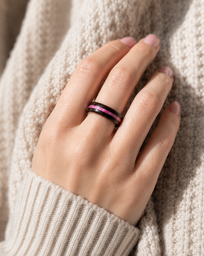 Czarny drewniany pierścionek z różowym środkiem handmade