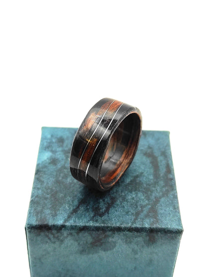 Pierścionek z hebanu z falą z drucika w kolorze srebrnym – kolekcja Fal