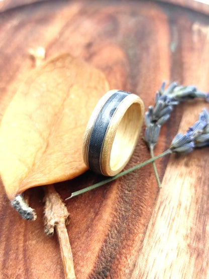 Pierścionek z drewna brzozy „Smoke Birch” z nadpaloną fakturą i żyłą z jesionu – naturalny drewniany pierścień unisex - WoodRingsByJet