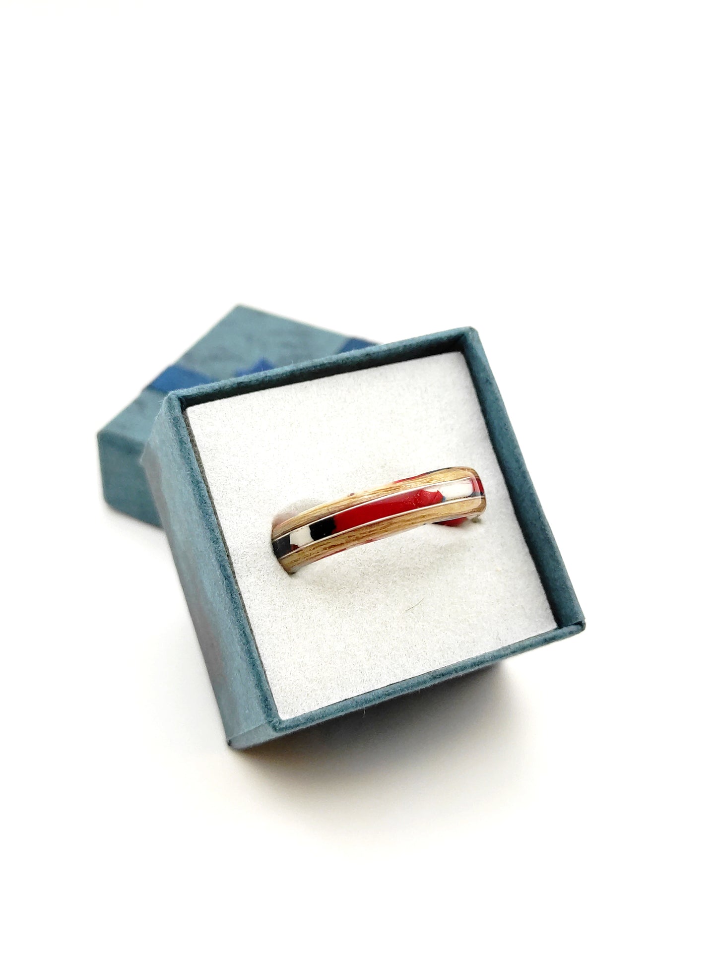 Tętno Koloru – ręcznie robiony pierścionek z drewna bukowego z kolorowym celuloidem